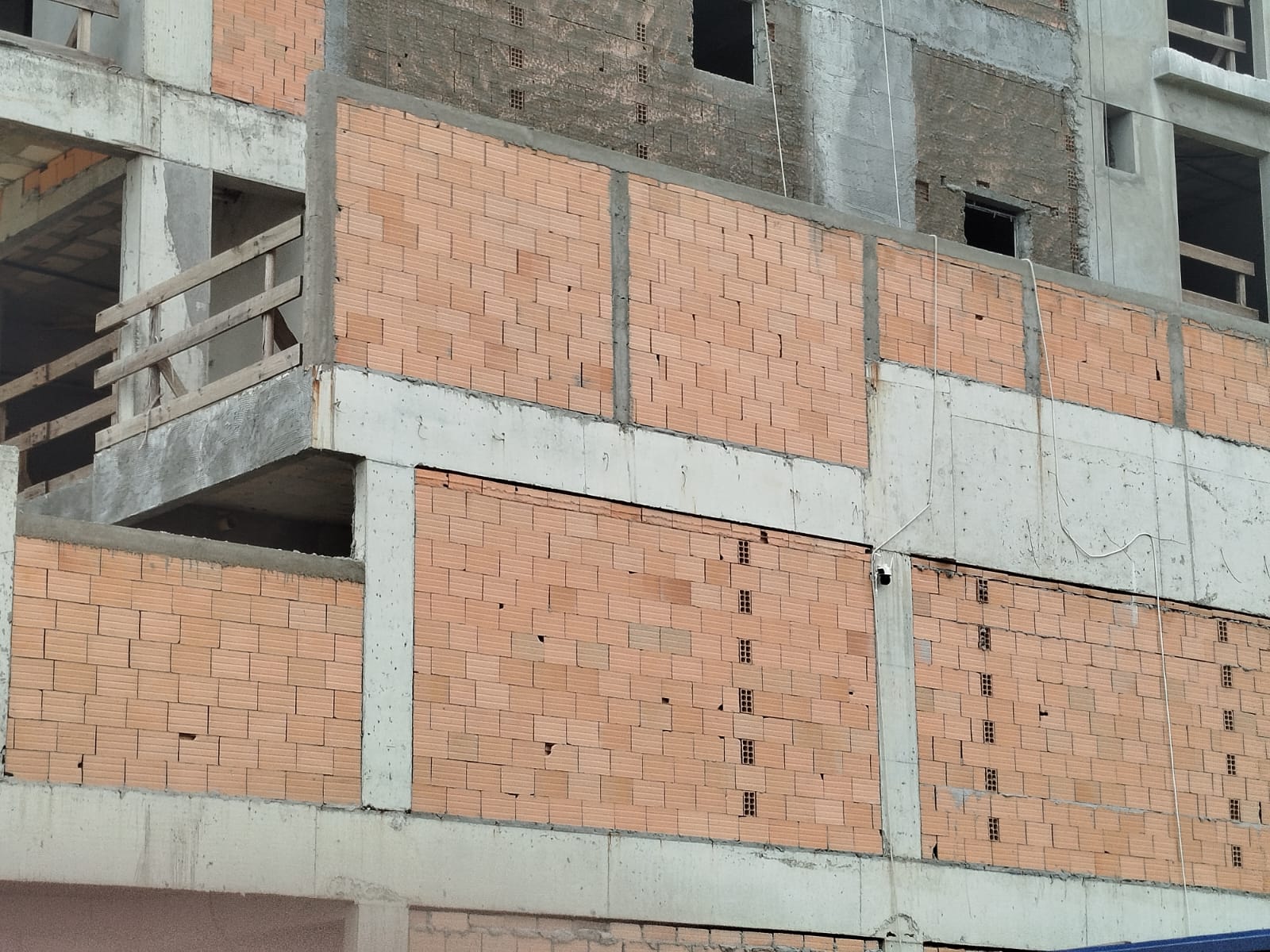 Prédio em construção com argamassa polimérica MEP