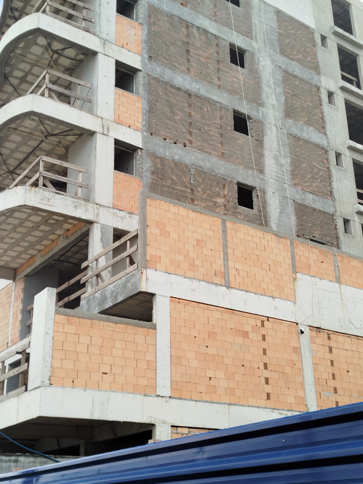 Obra com argamassa polimérica MEP — prédio em execução